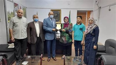  تعليم المنيا تكرم طالب اخترع حذاءً ذكيًا لمساعدة المكفوفين  