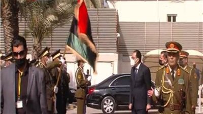 استقبال رسمي لرئيس الوزراء فى مقر الحكومة الليبية وعزف السلام الوطني للبلدين