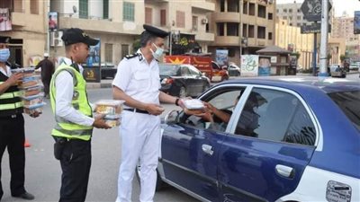 فى لفتة إنسانية..ضباط المرور بسوهاج يوزعون وجبات الإفطار على المواطنين 