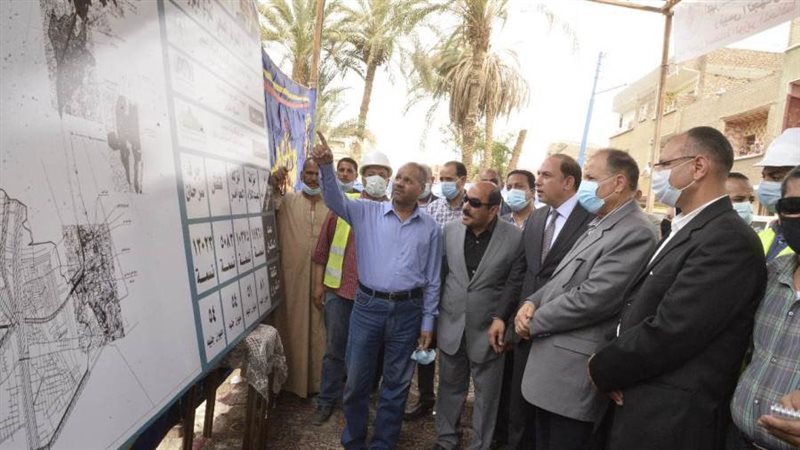 محافظ أسيوط يضع حجر