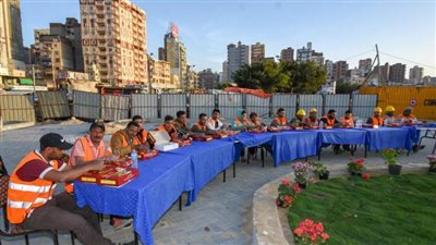 محافظ الإسكندرية يوزع الإفطارعلي العاملين بتطوير ميدان محطة مصر