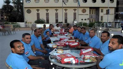  ١٥ رمضان إفطار جماعي لعمال النظافة والمستشفيات بالإسماعيلية 