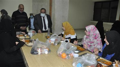 ماجد نجم يتناول الإفطار مع طلاب الجامعة