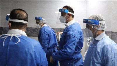 قيادات الرعاية الصحية يرفعون الروح المعنوية للأطباء من داخل العزل