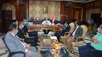 محافظ المنيا يناقش الضوابط الجديدة لاستصدار تراخيص البناء 