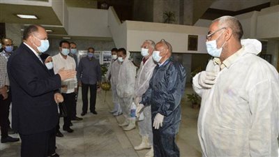 محافظ أسيوط يترأس حملة لتنفيذ أعمال التطهير والتعقيم للديوان العام ومواقف السيارات