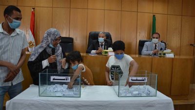 محافظ المنيا يشهد القرعة العلنية لتوزيع 80 وحدة سكنية للأولى بالرعاية 