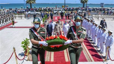 محافظ الإسكندرية يضع إكليل الزهور على النصب التذكاري للشهداء  