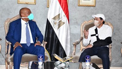 وزير الشباب والرياضة يستقبل رئيس الكاف عقب وصوله القاهرة.. صور