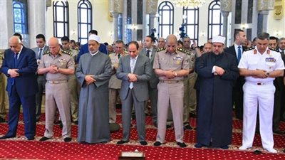 الرئيس السيسي يؤدي صلاة الجمعة بمسجد المشير في ذكرى العاشر من رمضان