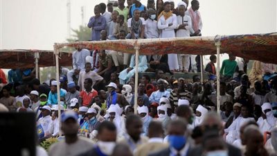 عاجل| الالاف يشيعون جنازة رئيس تشاد.. وتعرف على 