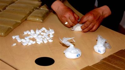 ضبط عامل بحوزته كمية من الـ