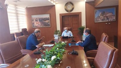 محافظ بورسعيد يتابع سير العمل بديوان عام مدينة بورفؤاد والمنطقة الصناعية