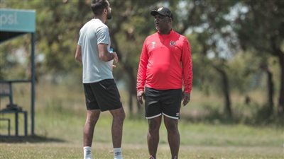 موسيماني يجتمع بلاعبي الأهلي قبل انطلاق المران المسائي