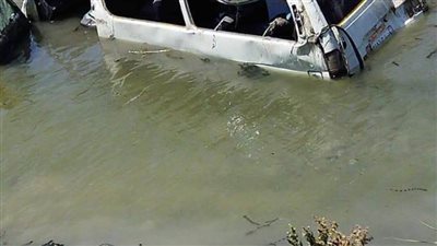 إصابة 5 أشخاص إثر انقلاب سيارة بمصرف صرف بالبحيرة (صور)