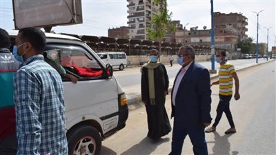 محافظ المنيا يشدد على تطبيق الإجراءات الوقائية والاحترازية على المحلات والمطاعم والكافيهات ووسائل النقل