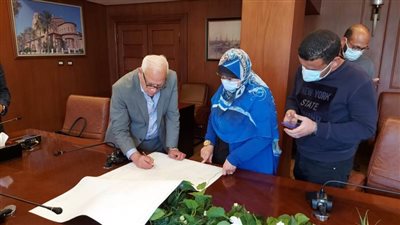 محافظ بورسعيد يتابع مستجدات الأعمال في تطوير شارع الشاحنات بحي الضواحي