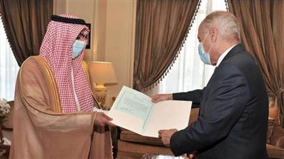 مندوب السعودية الجديد يقدم أوراق اعتماده للأمين العام للجامعة العربية