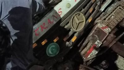 بالصور.. مصرع شخص وإصابة آخرين في تصادم قطار ركاب بسيارة نقل بالسويس