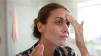 خبيرة تكشف وصفة طبيعية لإزالة التجاعيد وشد البشرة 