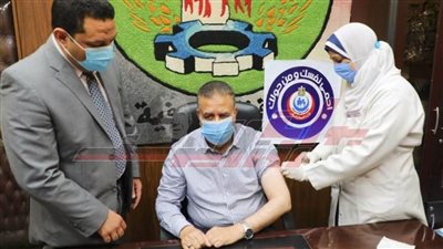 محافظ المنوفية يتلقي اللقاح المضاد لكورونا