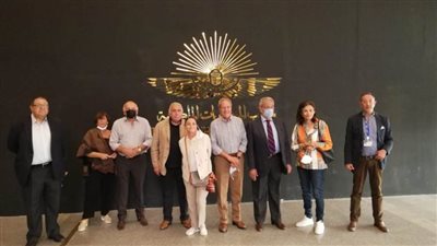 عمرو موسى وعدد من السياسيين يزورون متحف الحضارة