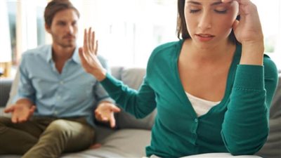 خبير علاقات يحذر الزوجة من القيام بهذه الأفعال مع زوجها 