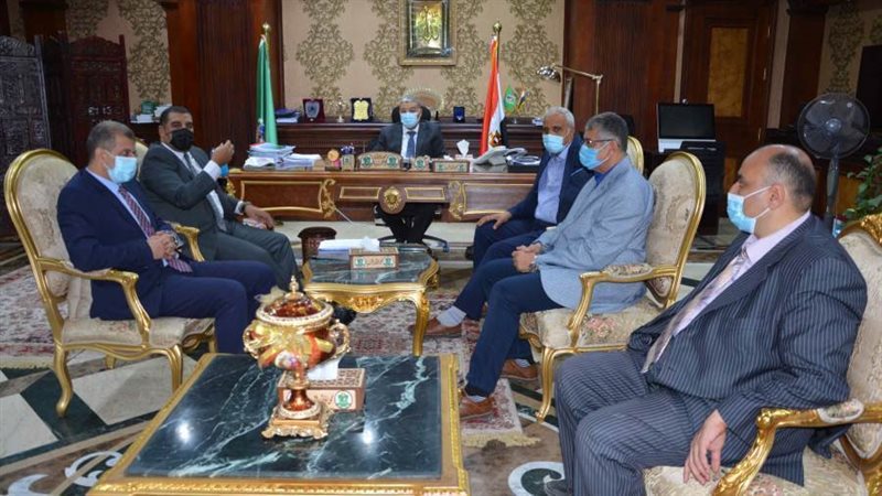 محافظ المنيا يعقد