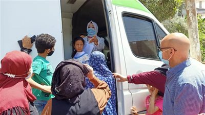 وكيل صحة الشرقية يتفقد القافلة العلاجية بالزقازيق ضمن 