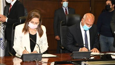 4 صور توثق جهود كامل الوزير وهالة السعيد لتوطين صناعة قطارات المترو