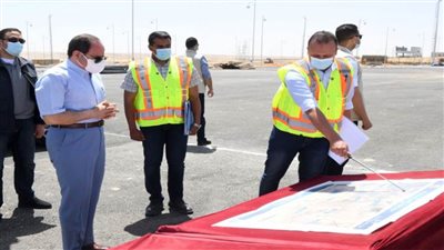 الرئيس السيسي يتفقد الدائري الأوسطي وسوق السيارات الجديد ويلتقي عددًا من المواطنين