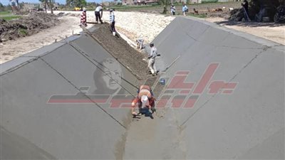 بدء تبطين الترع بقرى مطوبس ضمن 