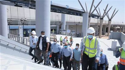 وزير النقل يتابع أعمال تنفيذ القطار الكهربائي