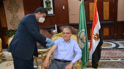 محافظ المنيا يتلقى لقاح كورونا ويناشد المواطنين بسرعة التسجيل للحصول على اللقاح