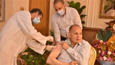 محافظ أسيوط يتلقى الجرعة الأولى من لقاح كورونا
