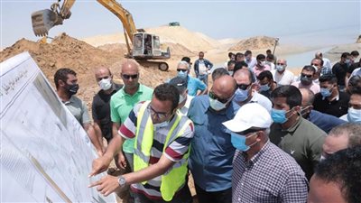 وزير النقل يتفقد أعمال التطوير بميناء السخنة