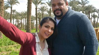 لعبة نيوتن.. ماذا تفعل منى زكي في منزل محمد ممدوح؟