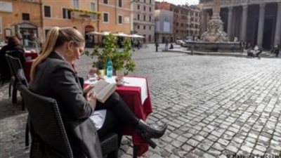 اليونان تعيد فتح المطاعم والحانات للمرة الأولى منذ 6 أشهر