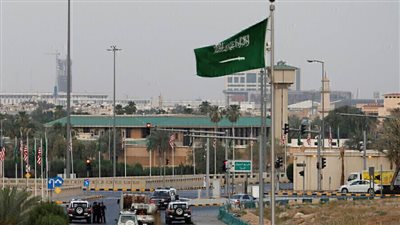 السعودية تلزم الأجانب القادمين بغرض السياحة والزيارة والعمرة بامتلاك تأمين صحي يغطي الإصابة بكورونا