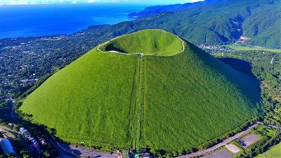 بركان جبل أومورو.. منحدرات خضراء تزينها زهور الكرز