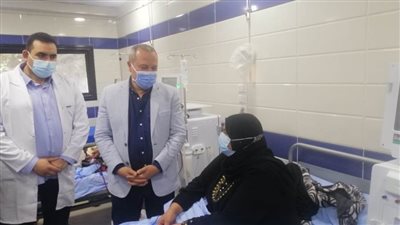 وكيل الصحة بالدقهلية يتابع تطعيم مرضى الغسيل الكلوي بلقاح كورونا