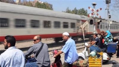 طفل يلقي حجرًا على قطار ويصيب وجه راكب 