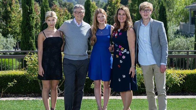 الزوجان مع طفليهما