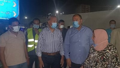 الدفع بـ20 سيارة لرفع القمامة بشارع 