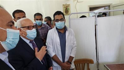 محافظ بورسعيد يتابع سير العمل بوحدة صحة المسنين 