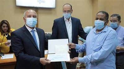 وزير النقل يكرم عددا من العاملين بالسكة الحديد