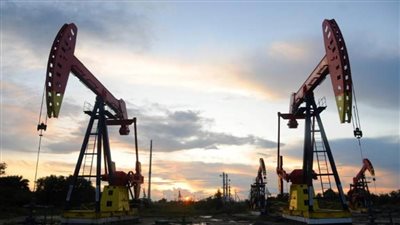 النفط يغلق على تباين بسبب المخاوف من قيود فيروس كورونا