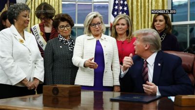 عاجل| أنصار ترامب يحاصرون ابنة نائب بوش الأبن