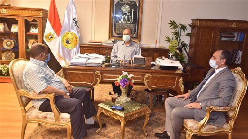 محافظ أسيوط يلتقي