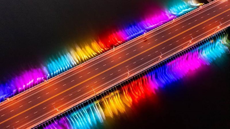 الجسر المضىء بالنافورة